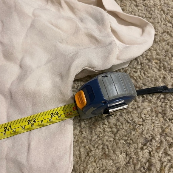 Vince Women’s Silk Pale Pink Blouse Size M Business Casual Short Sleeve V Neck - Picture 3 of 5